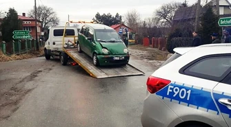 72-letni kierowca staranował ogrodzenie. Dalszą jazdę uniemożliwił mu świadek zdarzenia 