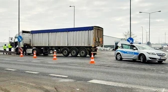 Zderzenie dwóch aut na węźle Bełchatów