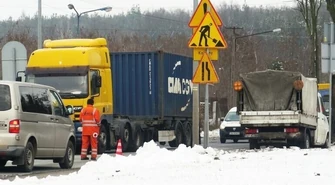 Trudny przejazd Rakowską. Robotnicy łatają dziury w jezdni 