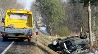 Osobówka dachowała na drodze w Ignacowie