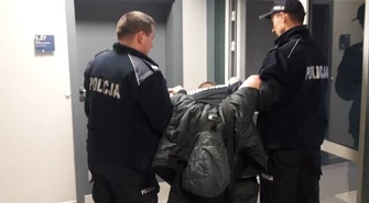 Groził rodzinie śmiercią, napadł na policjantów