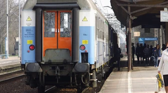 Zderzenie pociągu i osobówki. Dwie osoby nie żyją (AKTUALIZACJA)