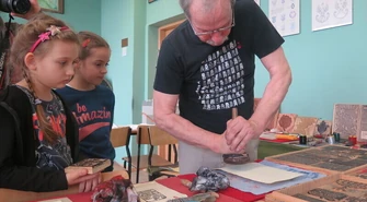 Poprzez zabawę poznawali dzieje druku i papieru