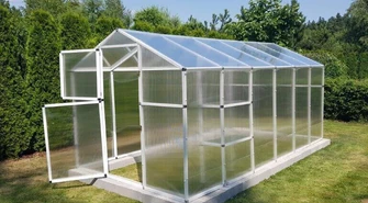 Jak wybrać odpowiednią szklarnię ogrodową?
