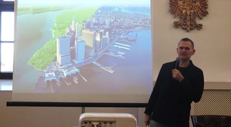 O Nowym Jorku i powieści kryminalnej z Piotrkowem w tle  