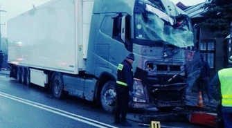 W Srocku ciężarówka uderzyła w słup