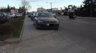 Parkują na chodniku stwarzając zagrożenie