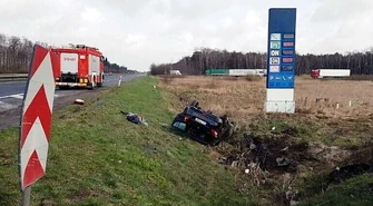 Osobówka dachowała na drodze krajowej nr 1 
