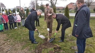 W Bujnach posadzili dąb na 100-lecie województwa łódzkiego