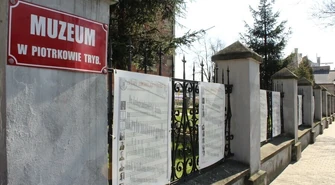 O zbrodni katyńskiej na tablicach przy Muzeum w Piotrkowie Trybunalskim