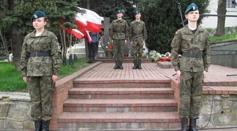 O 8.41 zawyją syreny...