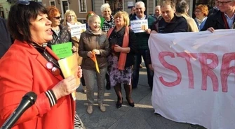 Protest na piotrkowskim Rynku z poparciem dla nauczycieli