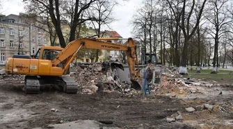 Wyburzają miejski szalet. Trwa modernizacja pl. Niepodległości