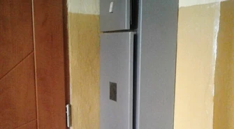 Zdewastowana skrzynka z licznikami w bloku przy Łódzkiej 