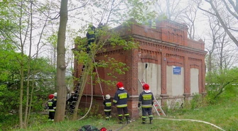 Pożar w byłej stacji wąskotorówki w Poniatowie
