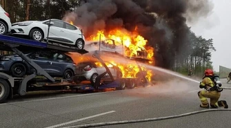 Pożar lawety z samochodami na S8