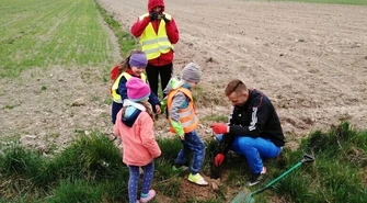 Wola Krzysztoporska: Sadzą drzewa &#8211; będzie więcej tlenu!