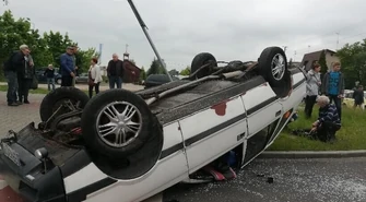 Dachowanie samochodu na rondzie w Piotrkowie