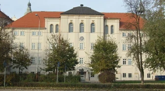 Uczniowie &#8222;Chrobrego&#8221; zachęcają do głosowania. W spocie ... z politykami