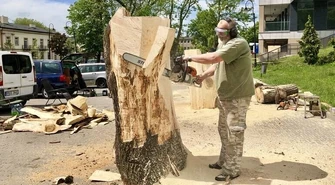 Na parkingu powstają rzeźby