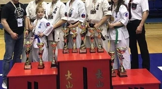 12 medali karateków