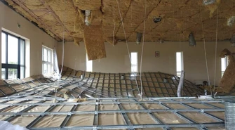 Zawalił się sufit w Domu Ludowym w Rokszycach