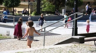 Sanepid apeluje: nie pozwalajcie dzieciom bawić się w fontannie!