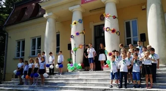 Zrewitalizowany park w Parzniewicach na zakończenie roku szkolnego