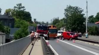 Za Sulejowem zderzyły się dwa tiry. Na moście kolizja z udziałem wozu strażackiego