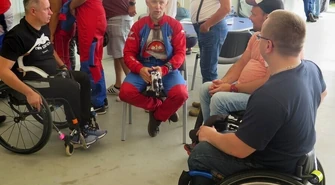 Osoby niepełnosprawne też mogą skakać ze spadochronem