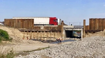 Na Twardosławickiej przejścia dla pieszych wciąż nie ma