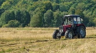 Po 69-latku przejechał traktor. Rolnik trafił do szpitala