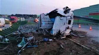 Tir przewrócił się i staranował bariery ochronne na S8