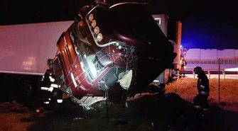 Kierowca ciężarówki wjechał w bariery na S8