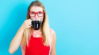 Szklanki do kawy i herbaty znów wróciły do mody?