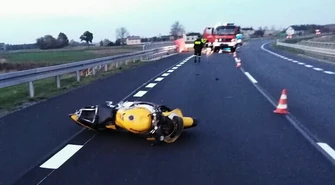 Motocyklista uderzył w bariery ochronne na moście. 30-latek nie żyje