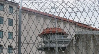 Próbowały dać więźniowi narkotyki podczas widzenia. Zawiniątka ukryły w ustach