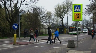 Próg przed każdym przejściem?