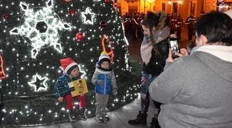 Mikołajkowe spotkanie przy miejskiej choince