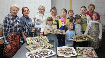 Seniorzy z dziećmi piekli pierniki