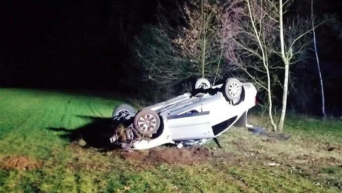 Dachował, po czym uciekł z dzieckiem do lasu. Był pijany