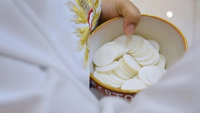 Dalszy ciąg sprawy 13-latka, który wypluł hostię. Księża mogą stanąć przed sądem