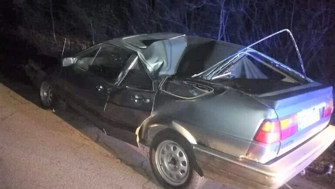 Chciał przejechać prawie 60 km autem zgniecionym przez drzewo