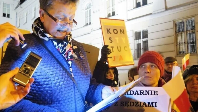 „Kneblowanie sądów – rozwód z Europą”. Przed sądem w Piotrkowie znów protestowali