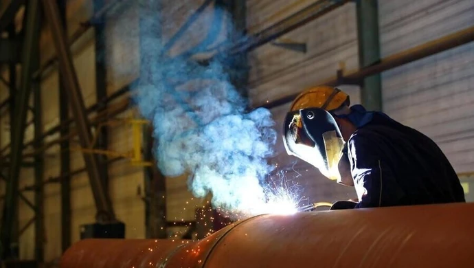 Elektrycy, spawacze i pielęgniarki bardziej potrzebni niż ekonomiści