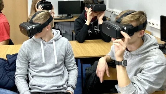 Poznają możliwości robotów mobilnych. Mediateka zaprasza uczniów