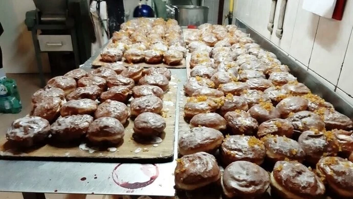 W tłusty czwartek Polacy zjedzą ok. 7 tys. ton pączków. Średnio po 2,5 pączka na osobę