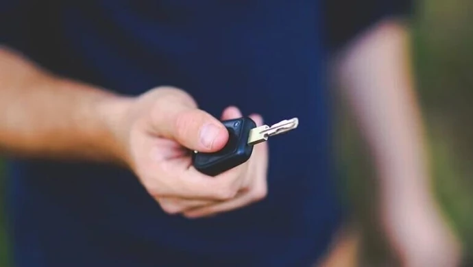 Metodą „na walizkę” ukradli bmw