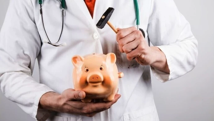 Raport: Polacy wydają niemal 10 mld zł rocznie na zdrowie z własnej kieszeni