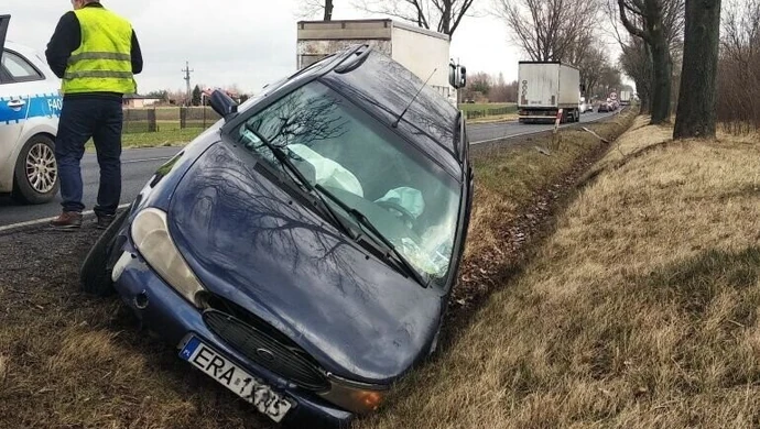 Wypadek między Rozprzą a Niechcicami. Osobówka w rowie